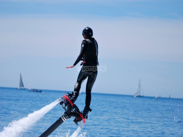 una persona practicando flyboard