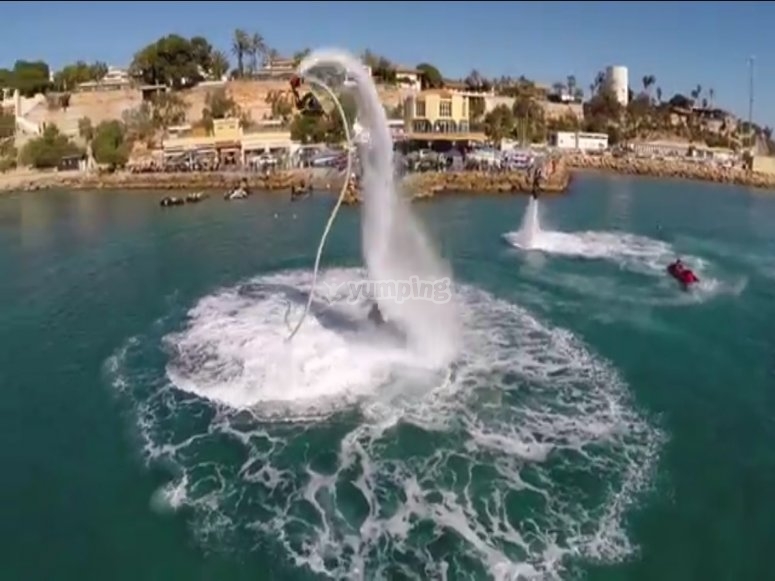 una persona practicando flyboard