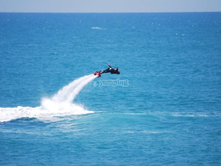 una persona practicando flyboard