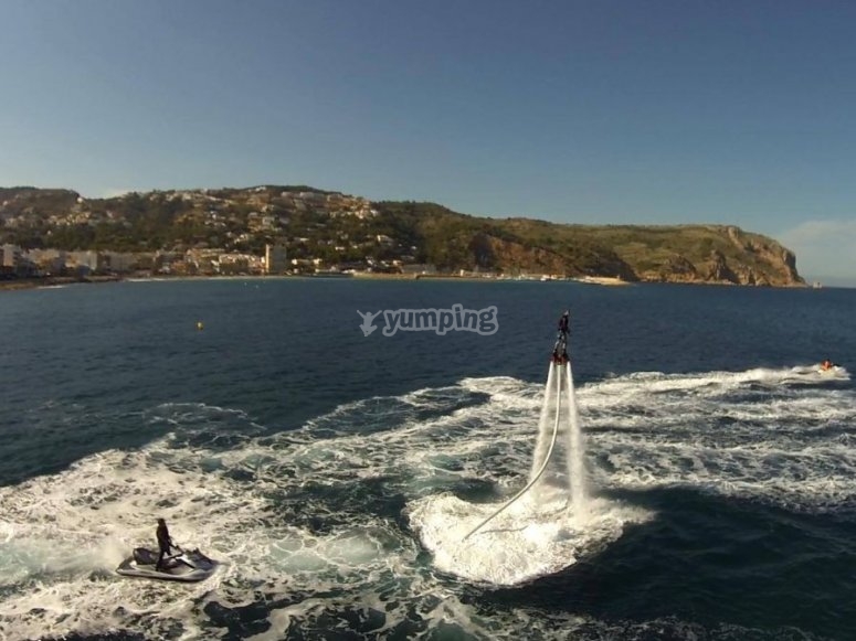 una persona practicando flyboard