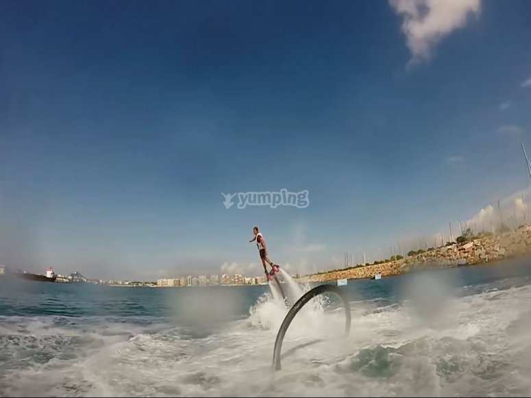 una persona practicando flyboard