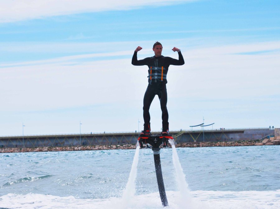 una persona practicando flyboard