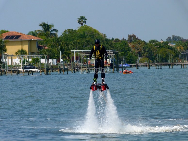 una persona practicando flyboard