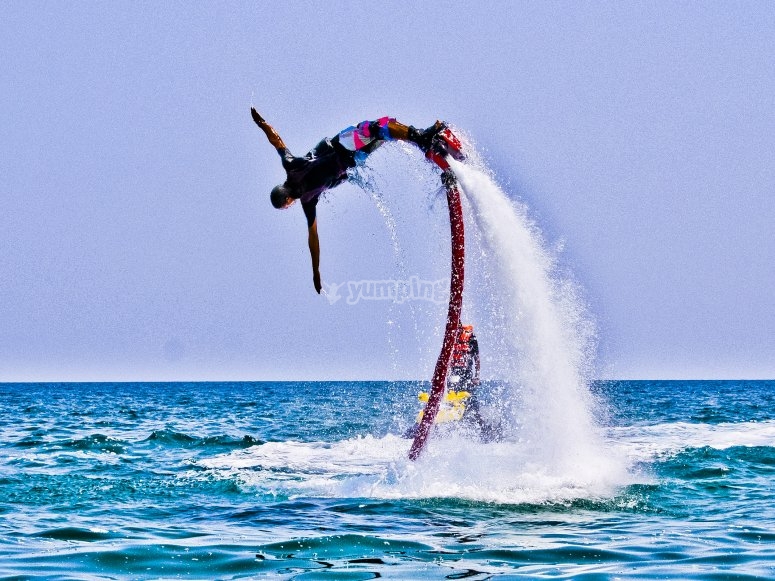 una persona practicando flyboard