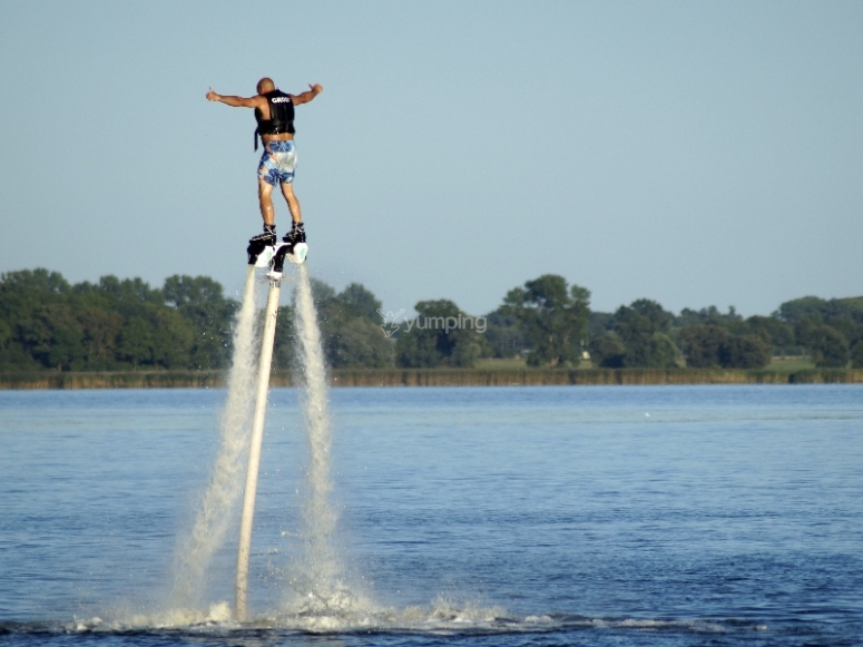 una persona practicando flyboard