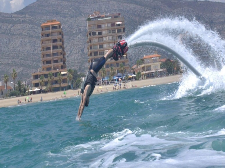 una persona practicando flyboard