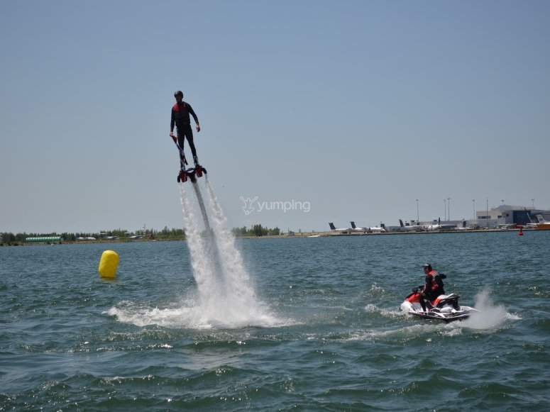 una persona practicando flyboard