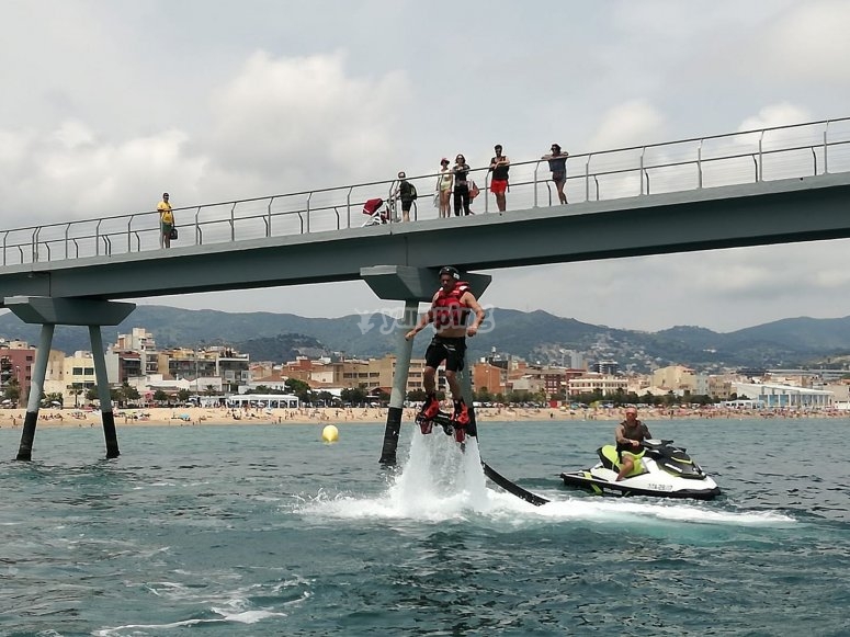 una persona practicando flyboard