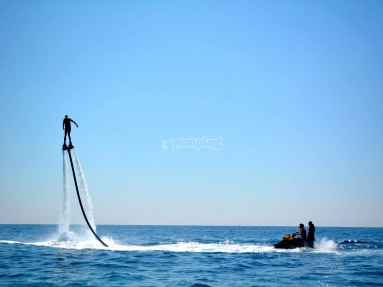 una persona practicando flyboard