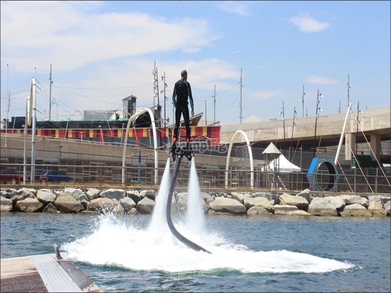 una persona practicando flyboard