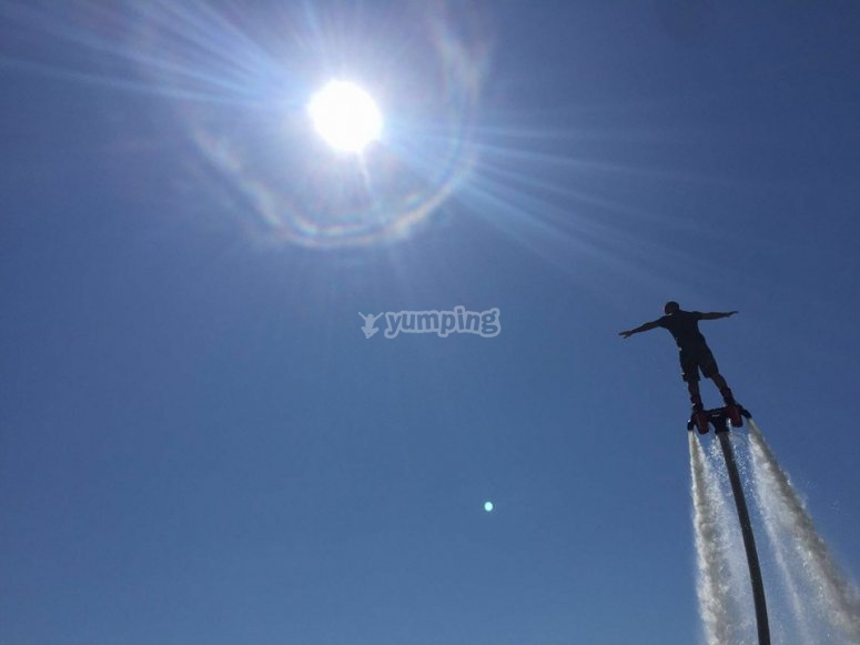 una persona practicando flyboard