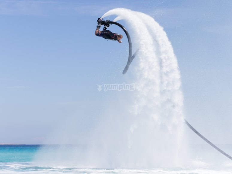 una persona practicando flyboard