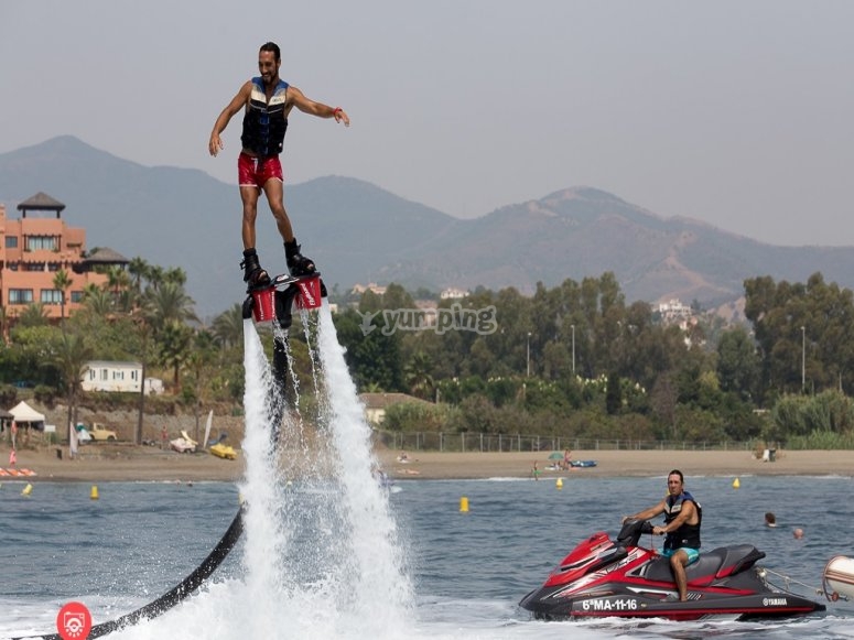 una persona practicando flyboard