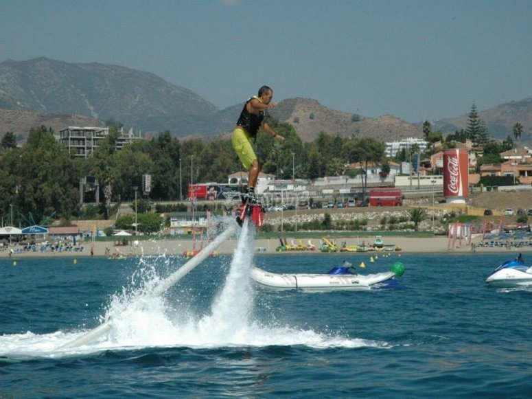 una persona practicando flyboard