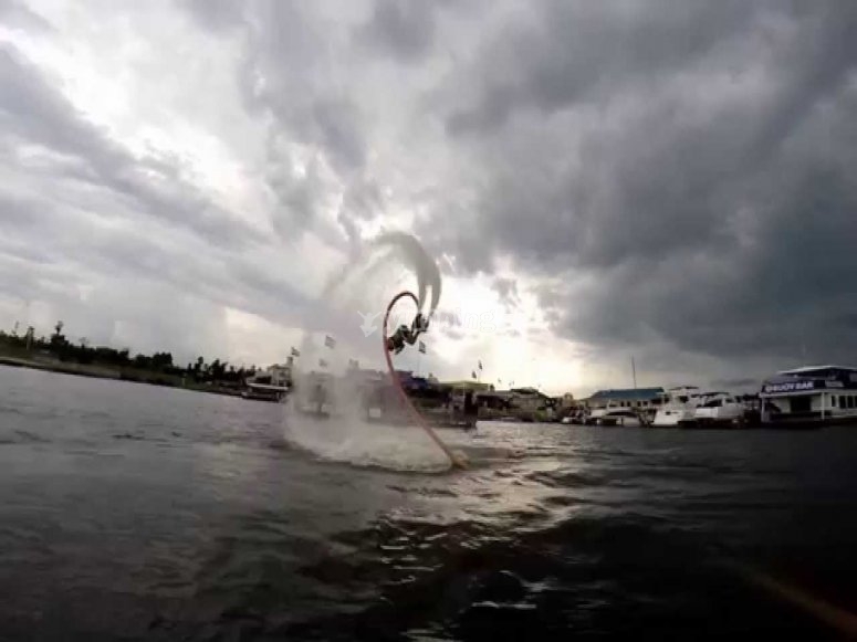 una persona practicando flyboard