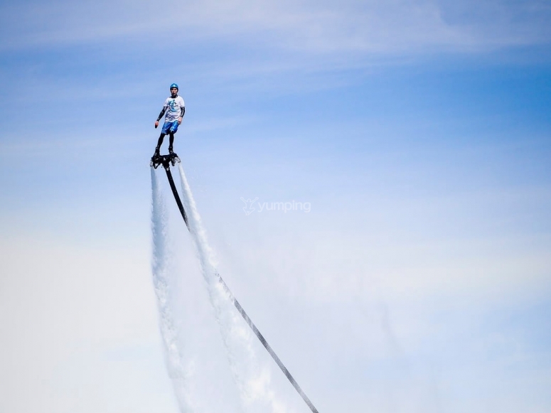 una persona practicando flyboard