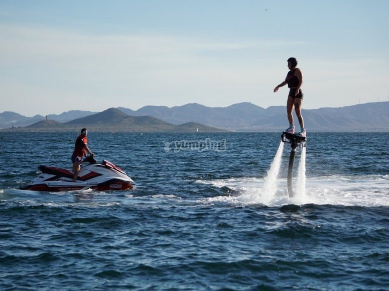 una persona practicando flyboard