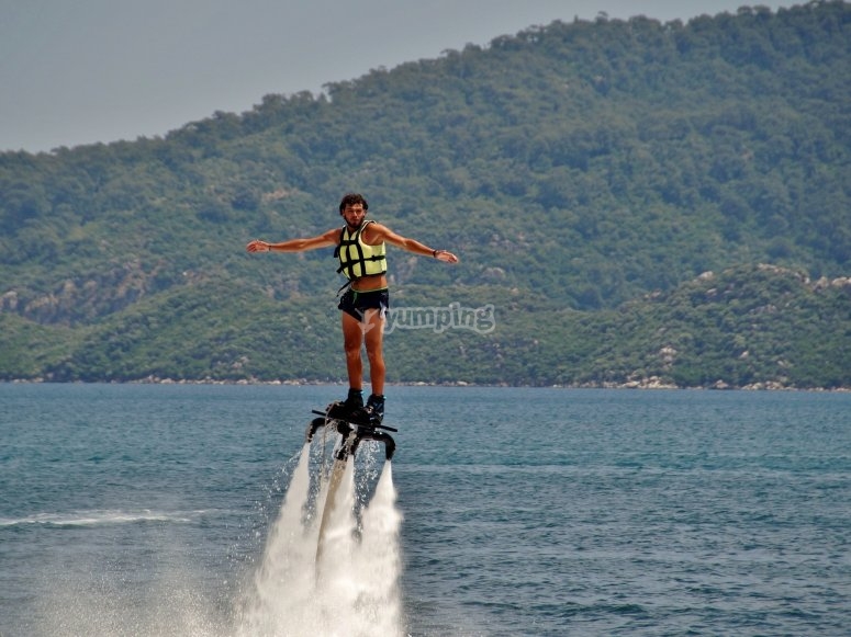 una persona practicando flyboard