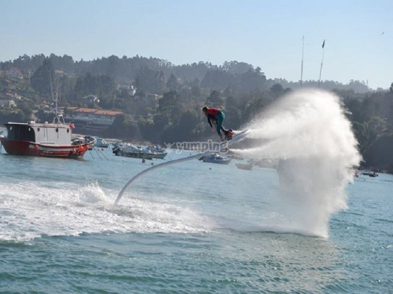 una persona practicando flyboard