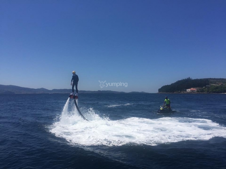 una persona practicando flyboard