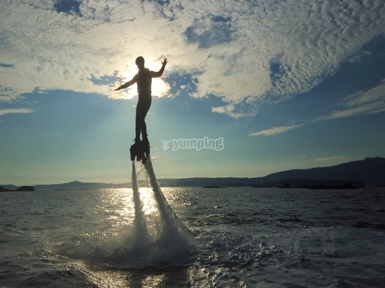 una persona practicando flyboard