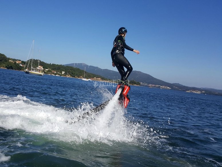 una persona practicando flyboard