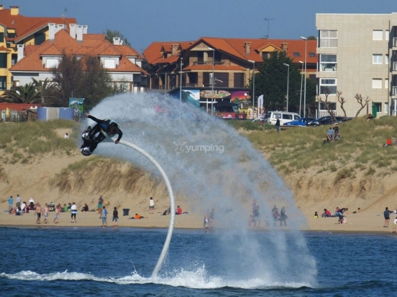 una persona practicando flyboard