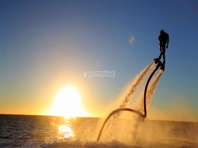 una persona practicando flyboard