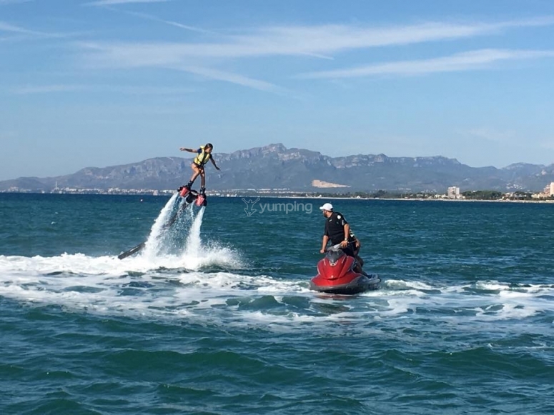 una persona practicando flyboard