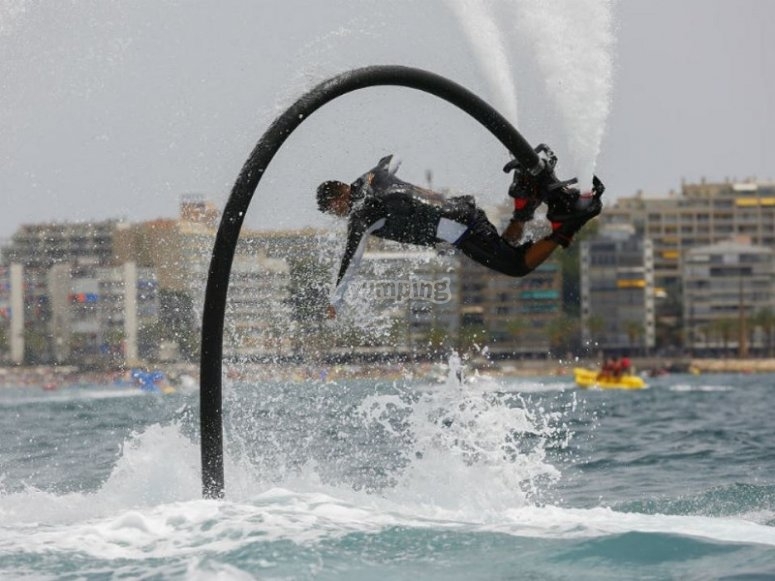 una persona practicando flyboard