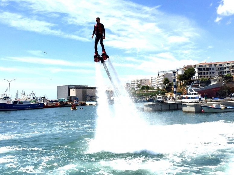 una persona practicando flyboard